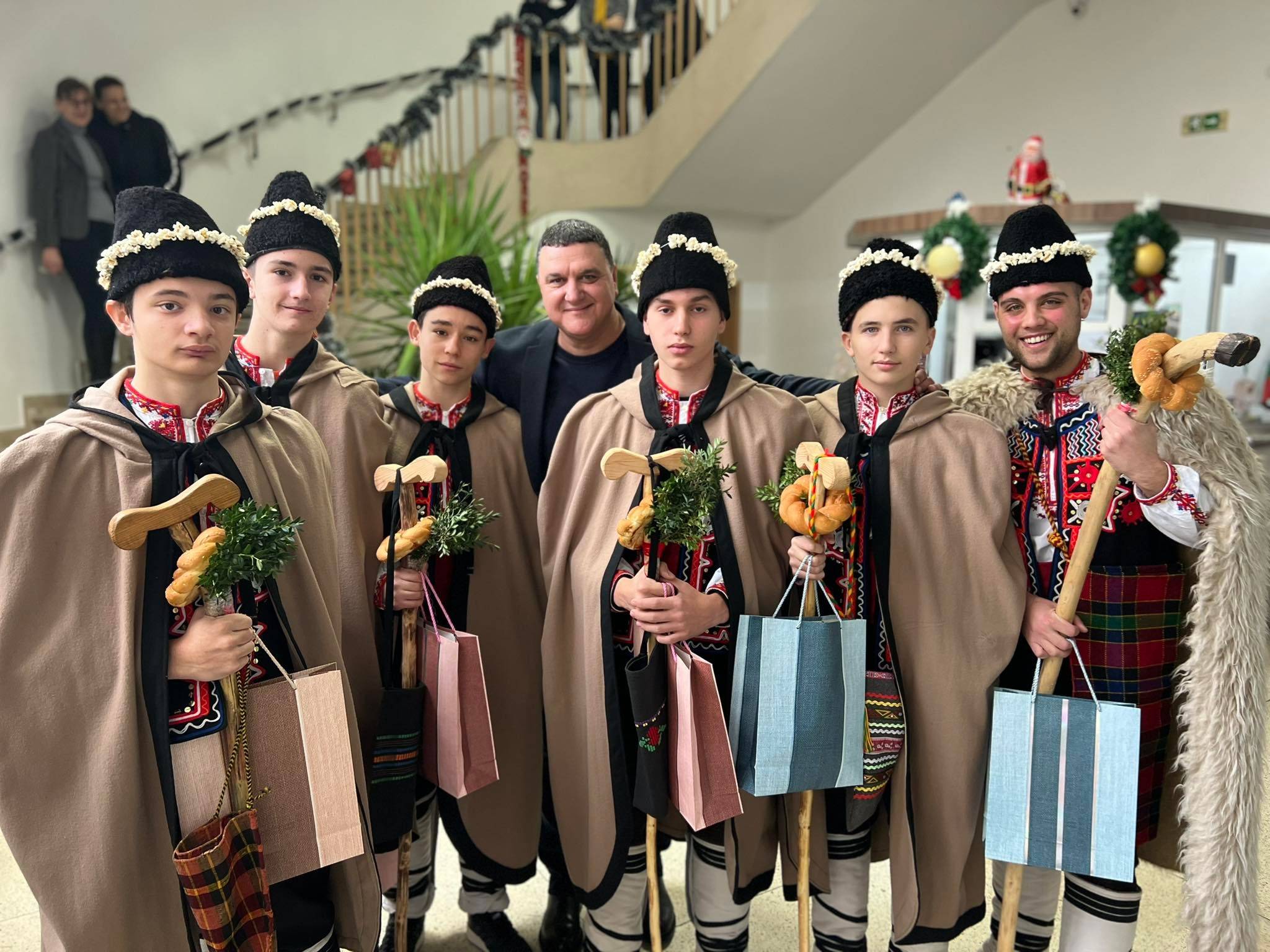 Кметът на Оряхово посрещна коледари 
